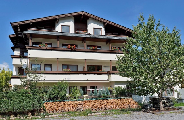 "Apartmenthaus Zentral 8er App" near the Ski Area with Mountain View, Wi-Fi & Balcony