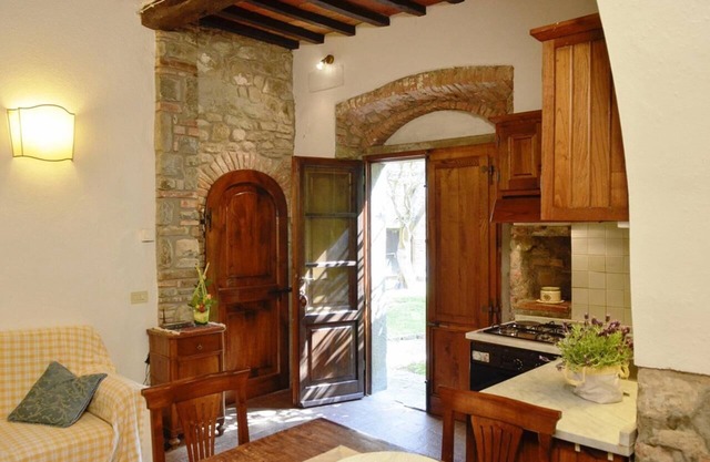 APP. GARDENIA x4 Beautiful farmhouse surrounded by nature, with swimming pool just 3 km from Cortona