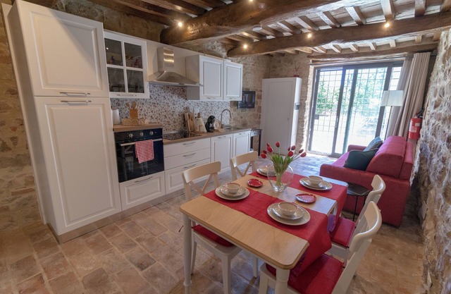 App Pietrachiara Biancospino: cozy accommodation nestled in the Umbrian countryside.
