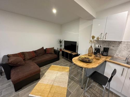 Appart , maison, équipée avec terrasse ,près centre ville