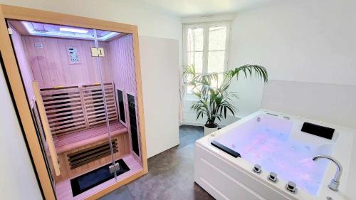 Appart SPA 80m2 avec terrasse balcon jacuzzi et sauna privatif en hyper centre Place Drouet d'Erlon