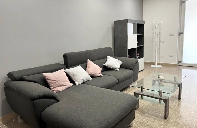 Appartamento con 2 camere da letto, ampio salone con grande veranda accogliente