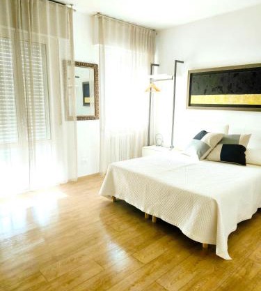 Appartamento "Laghetto 1" con tre camere e bagni privati cucina in condivisione