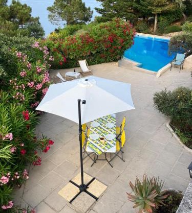 Appartement à Anthéor avec vaste piscine, vue mer et montagne