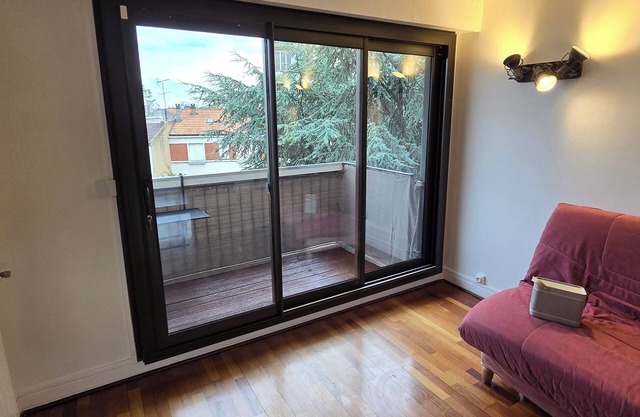 Appartement 45 M2 à 300m du Métro Avec Large Balcon et Très Grande TV 75 Pouces