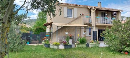 appartement bien équipé 2 chambres lit 2 place, plus canapé lit, 5 personnes, terrasse bien équipé, planchas, parking gratuit sur place, a proximité de tout commerce et de cure thermal, Cadarache ,Forcalquier, gorge du verdon , Moustier, montagne de Lure