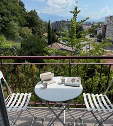 Appartement calme avec vue à 20 minutes de la gare
