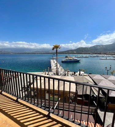 Appartement de standing au port climatisé, centre-ville, proche plage et commerces