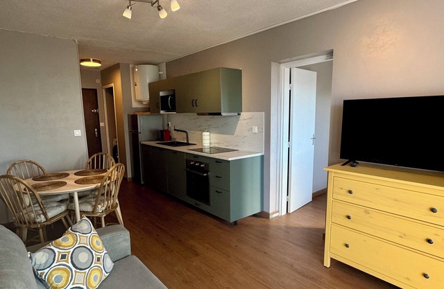 Appartement ensoleillé à 80m de la plage, avec une petite vue mer du balcon!