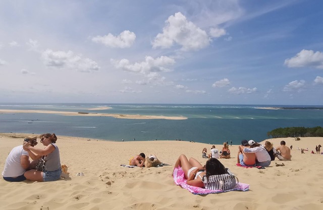 Appartement Lumineux Avec Jardin Privatif et Piscine, Près du lac