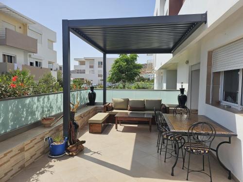 Appartement lumineux avec terrasse XXL, piscine & plage et vue montagne