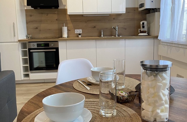 Appartement Luxueux Rénové Avec Balcon & Garage