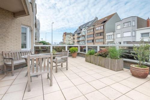 Appartement met groot terras aan de zee