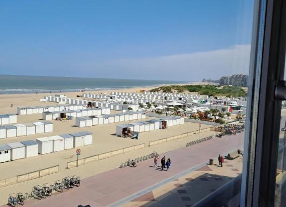 Appartement zeedijk Heist met garage