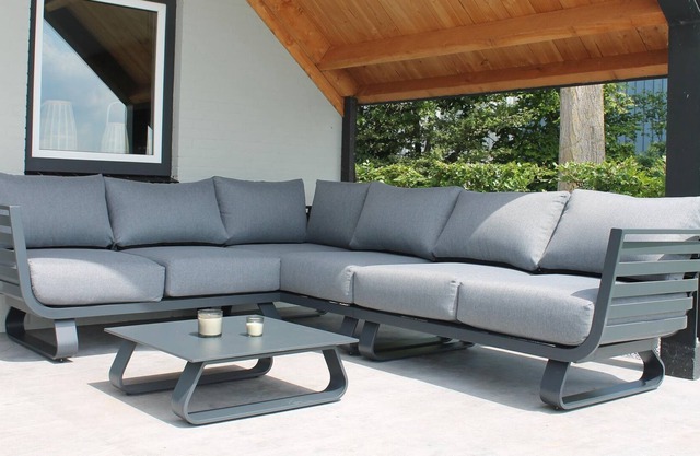 Appealing holiday home in Zandmeren near Lakebeach