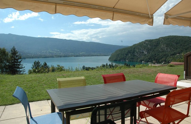Appt on garden level. Spectacular view of Lake Annecy and the mountains