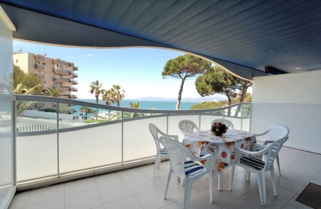 Apt 50 m. beach, sea views, air-conditioned, swimming pool, wifi, parking,