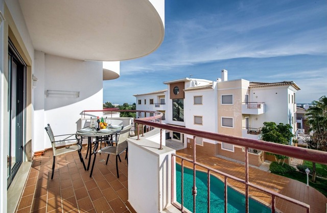 Apt. Amigas, with access to the communal pool