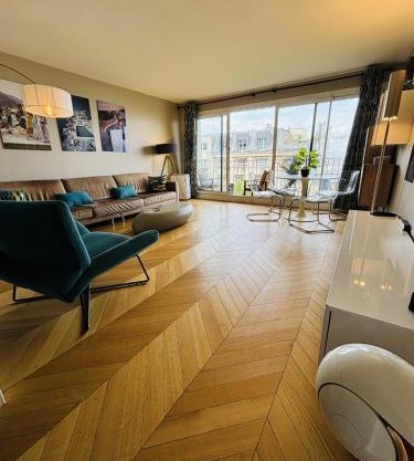 Apt Buttes Chaumont vue Paris