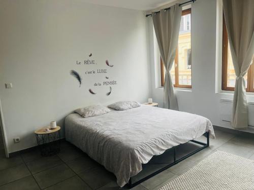 Apt F2 1er étage centre ville face a l église