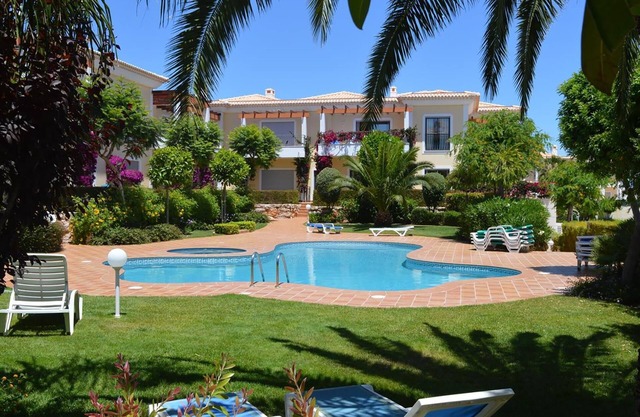 Apt. Jardim, with communal pool & private garden