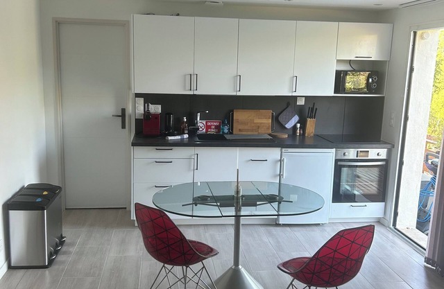 Apt Meublé Tout Confort, Indépendant, au Calme Absolu, Avec Piscine Privative