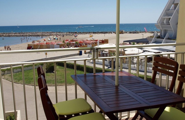 Apt. T2 + cabin for 2 adults + 2 children, direct on the beach