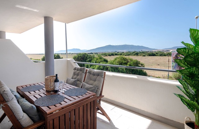 Apt w Beach/Mountain Views, Pool and Parking
