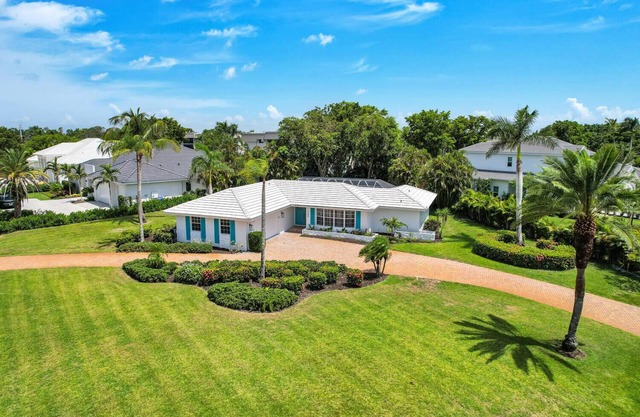 Aqua Cottage- Newly renovated Park Shore home!