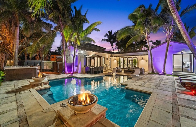 Aqua Haven- Stylish Getaway with Pool and Jacuzzi