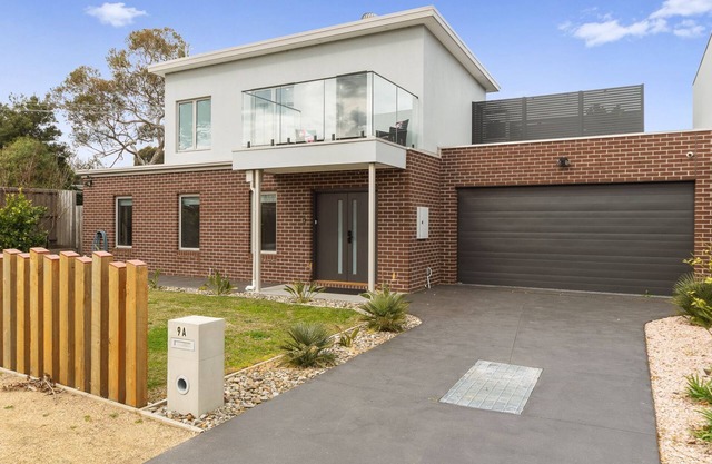 Aqua Vista Escape - Stylish 3-bedroom townhouse.