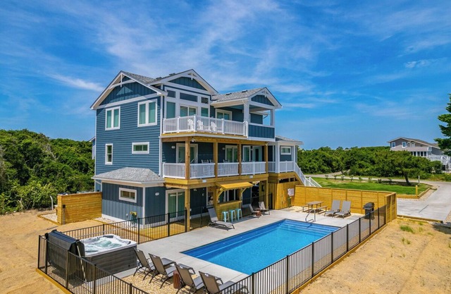 Aquarius - beautiful 6 bed room home w/Private Pool & Pickleball court!