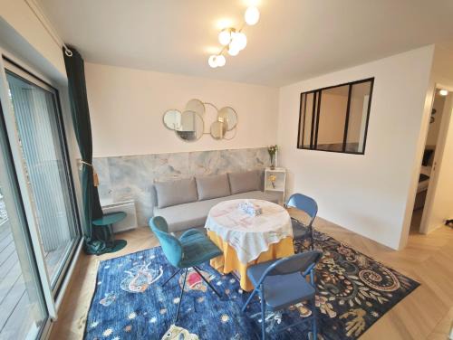 Arc de Triomphe 2 min walk Elegant Apartment