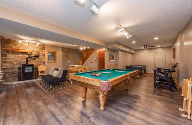 Arcadia: Lakefront, Ski Area, Private Dock, Hot Tub, Covered Gazebo!