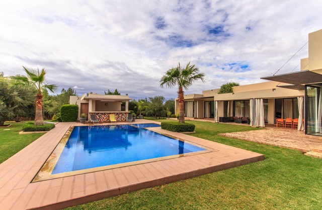 Architect-designed single-storey house with cook/housekeeper/services