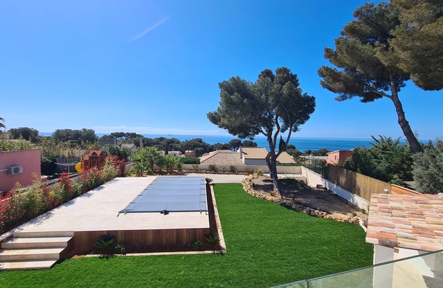 Architect-designed house with sea view 5 min. from beach and cove