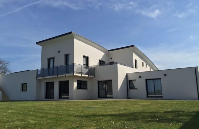 Architect-designed villa, heated indoor pool, 600 m from the beach, sleeps 15