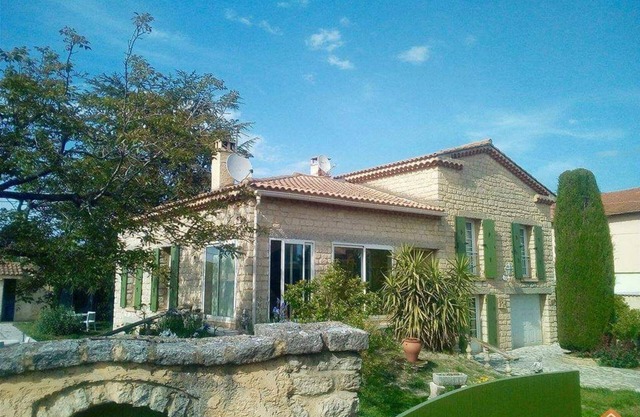 Architect-designed house in quiet Provence, 10 minutes from Avignon