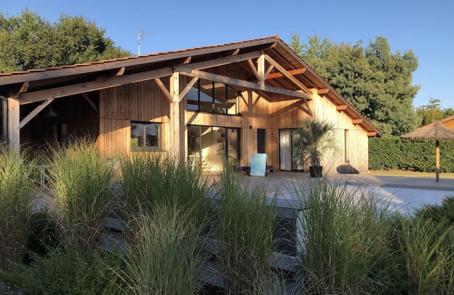 ARCHITECT HOUSE, sleeps 6-8, HEATED SWIMMING POOL, SEA AND LAKE, PMR access