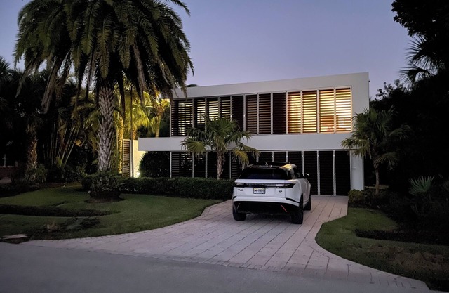 Architectural 3-bedroom pool house w/private beach access in brilliant Sanibel