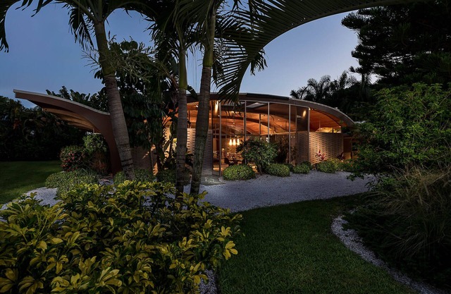 Architectural icon by Architect Victor A. Lundy. Prime location near beach.