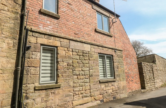 ARCHWAY COTTAGE, pet friendly, with open fire in Crich