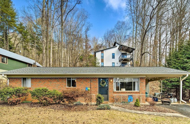 Arden Bungalow w/Fire Pit: Near Lake Julian Park