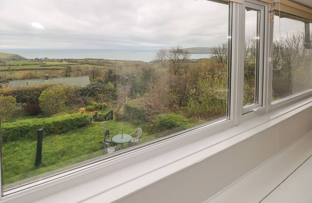 ARFRON, pet friendly, character holiday cottage in Dinas Cross