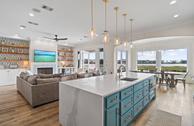 ☀️ Aria Sol | Luxury Lakefront Retreat w/Pool, Game Room & Carriage House