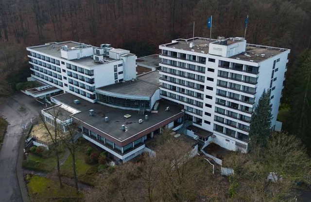 Arnsberg Adventure Starts In Pool Room With Pets Included