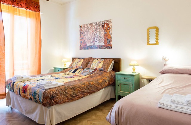 'Art Rooms - Banksy Klimt' Rooms with Shared Terrace, Wi-Fi and Air Conditioning