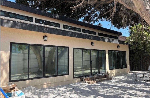 Artsy, classy beachside loft within walking distance of restaurants and bars.