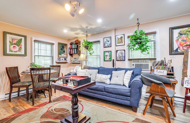 Artsy Cottage in Scotrun w/Studio Space & Hot Tub