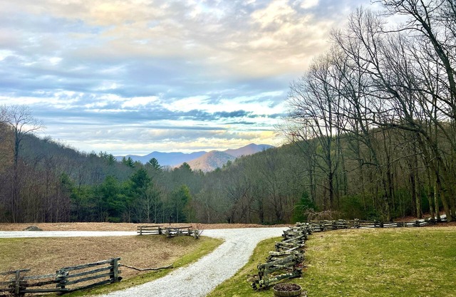 Artsy Highlands 5 br 3.5bth,w/creek,wifi & firepit